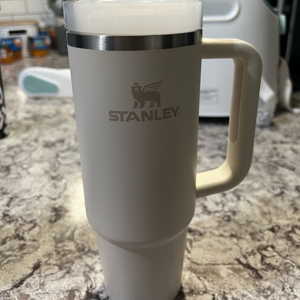 Stanley - 30 oz. CREAM Quencher H2.0 Flowstate Tumbler with Handle